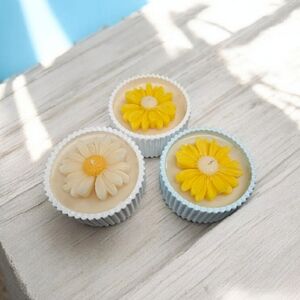 Yellow and Cream Flower Cupcake Candles,Cupcake de flores amarillas y color crem